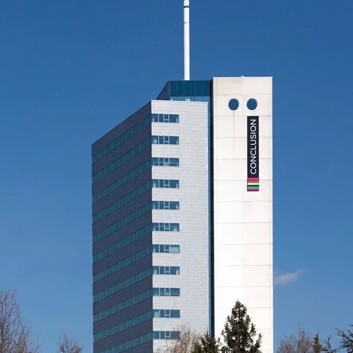 Een modern kantoorgebouw met het logo 