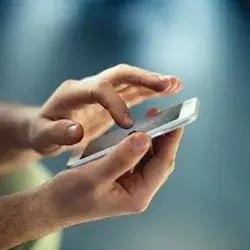 Afbeelding van een telefoon in iemands handen