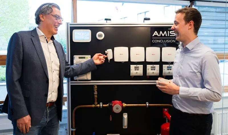 Twee mannen die met elkaar lachen en praten