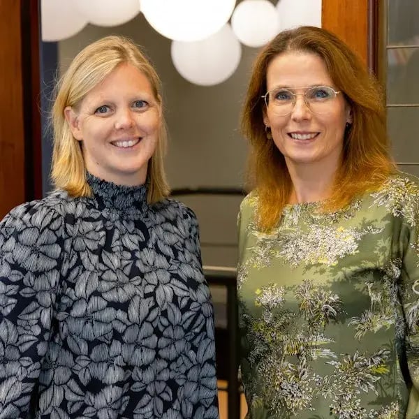 Portret van twee lachende vrouwen.