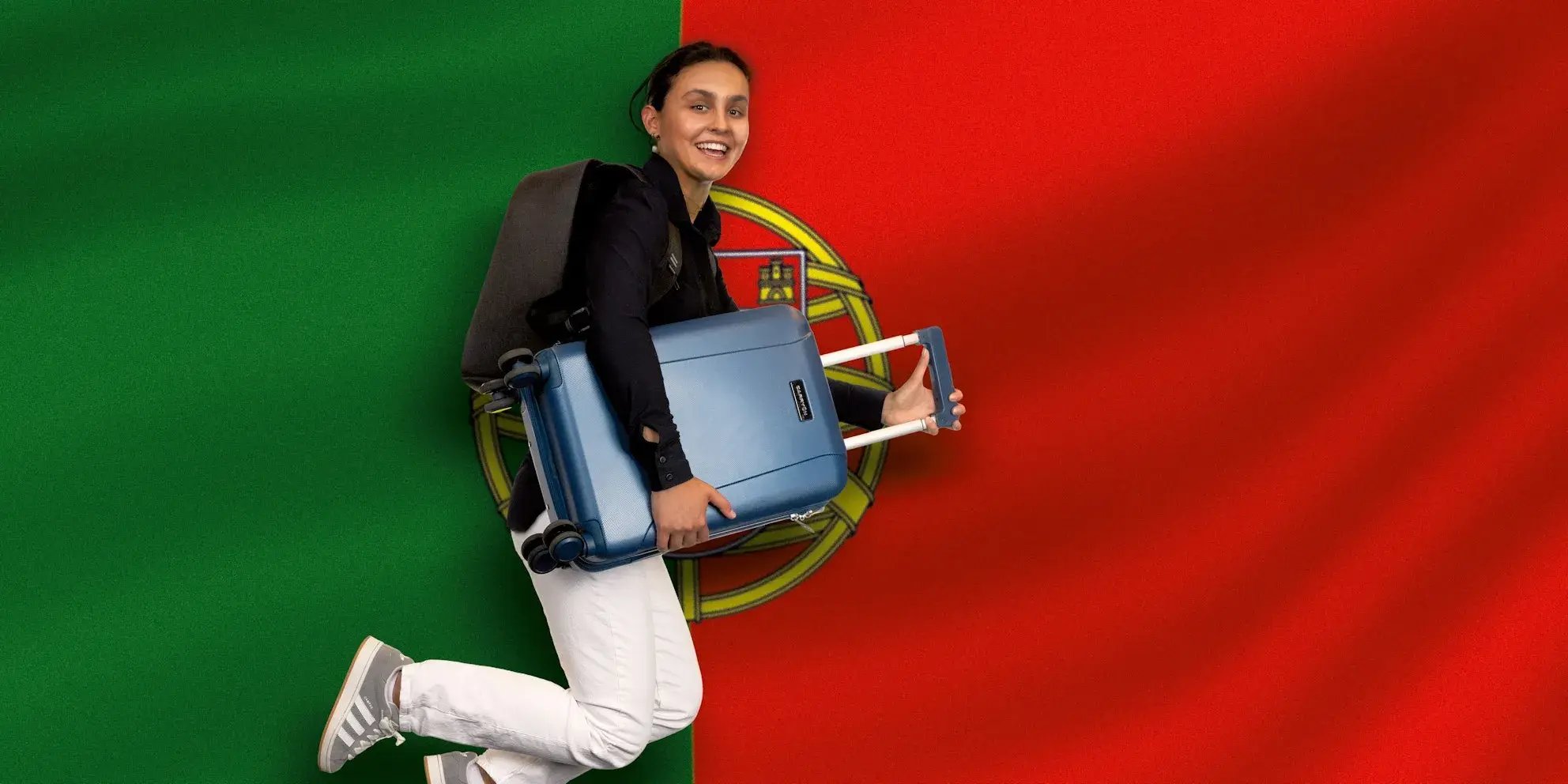 Lachende reiziger met koffer en rugzak voor de vlag van Portugal.