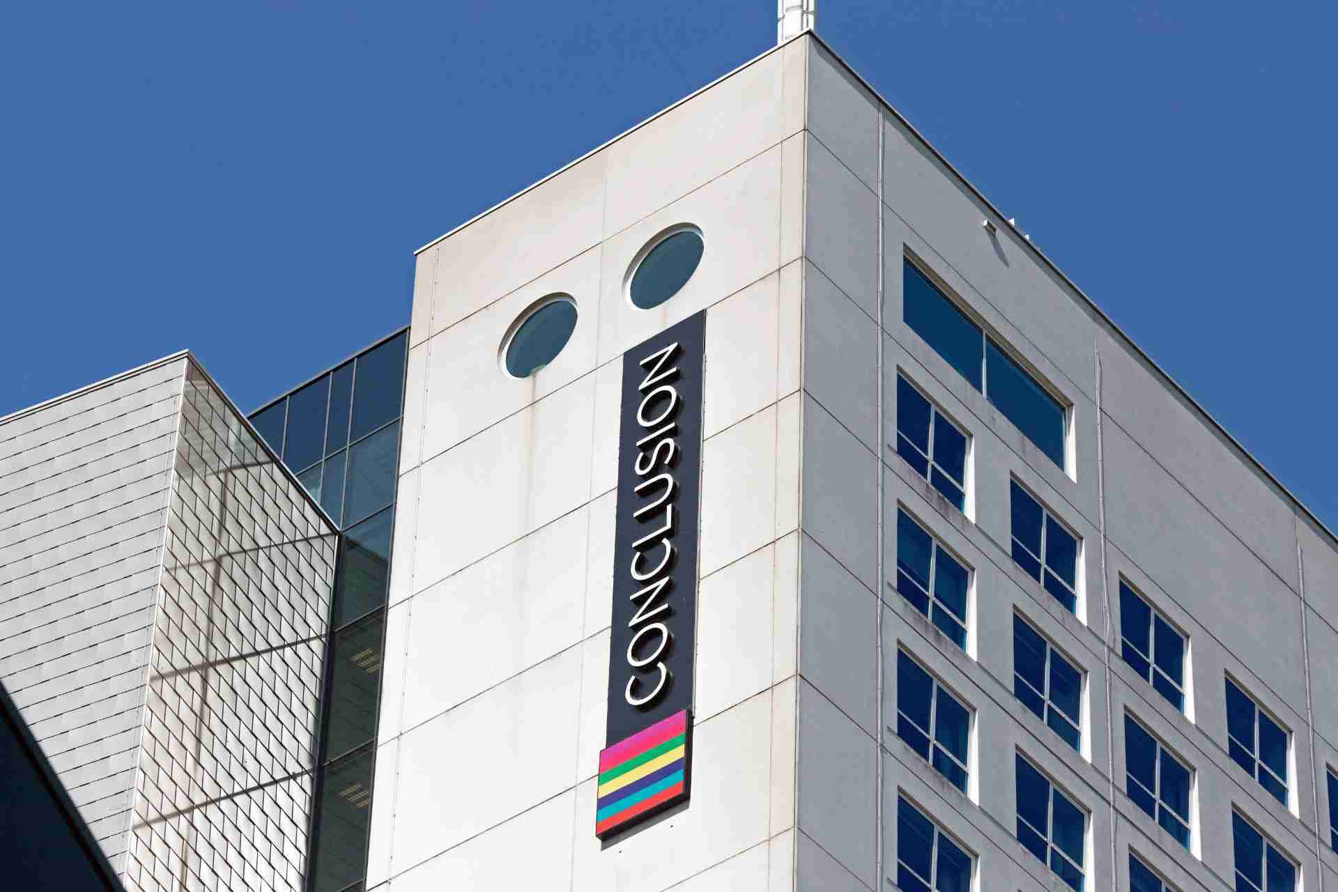 Conclusion logo op de zijkant van het gebouw