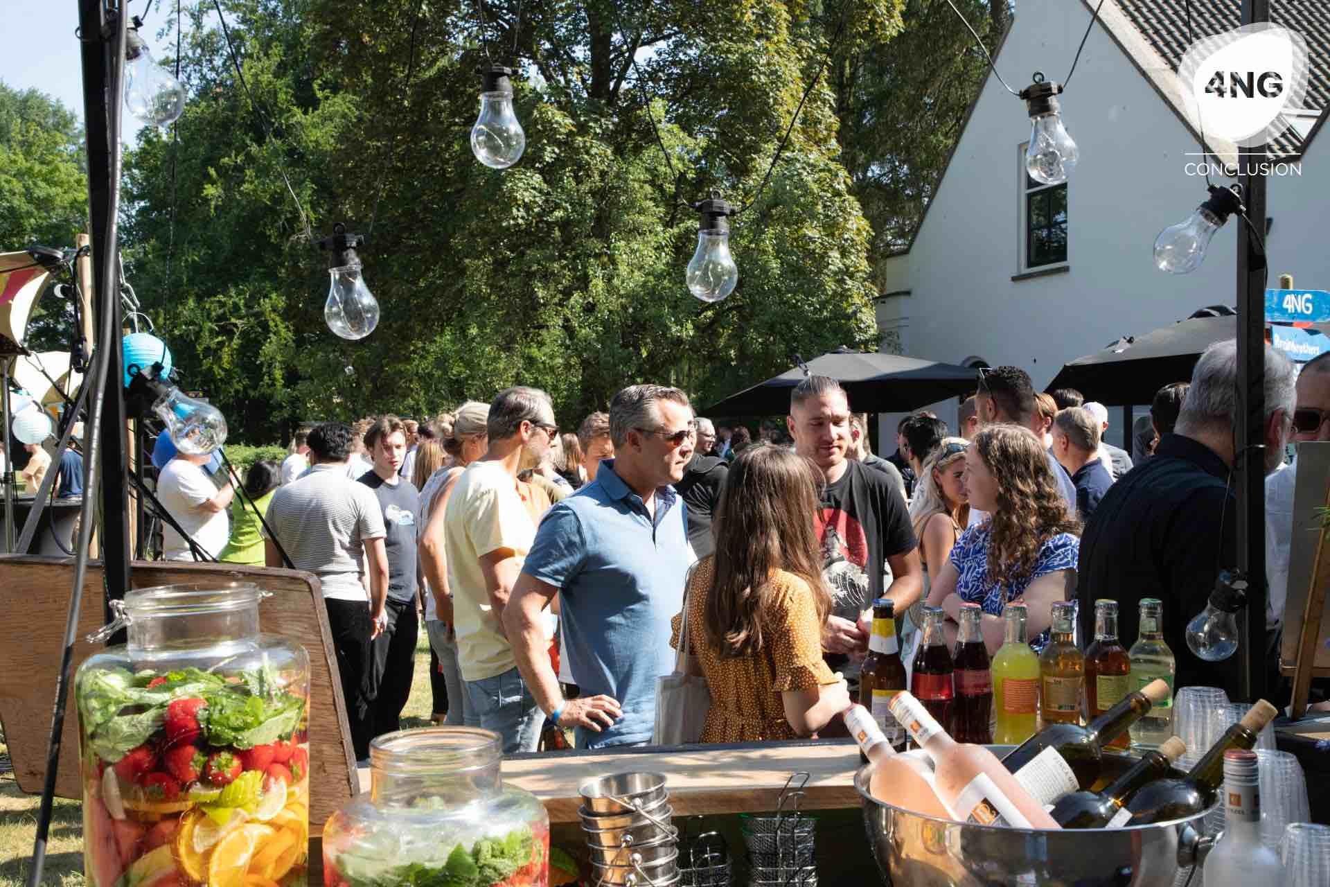 Een buitenfeest met collega's met een foodstand.