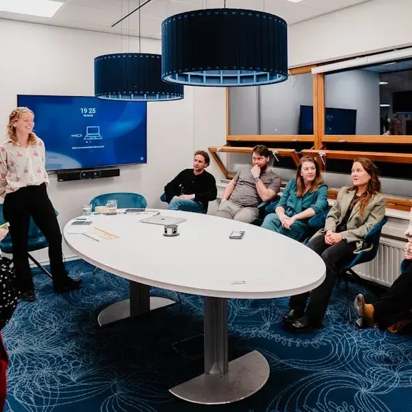 Presentation around a table.