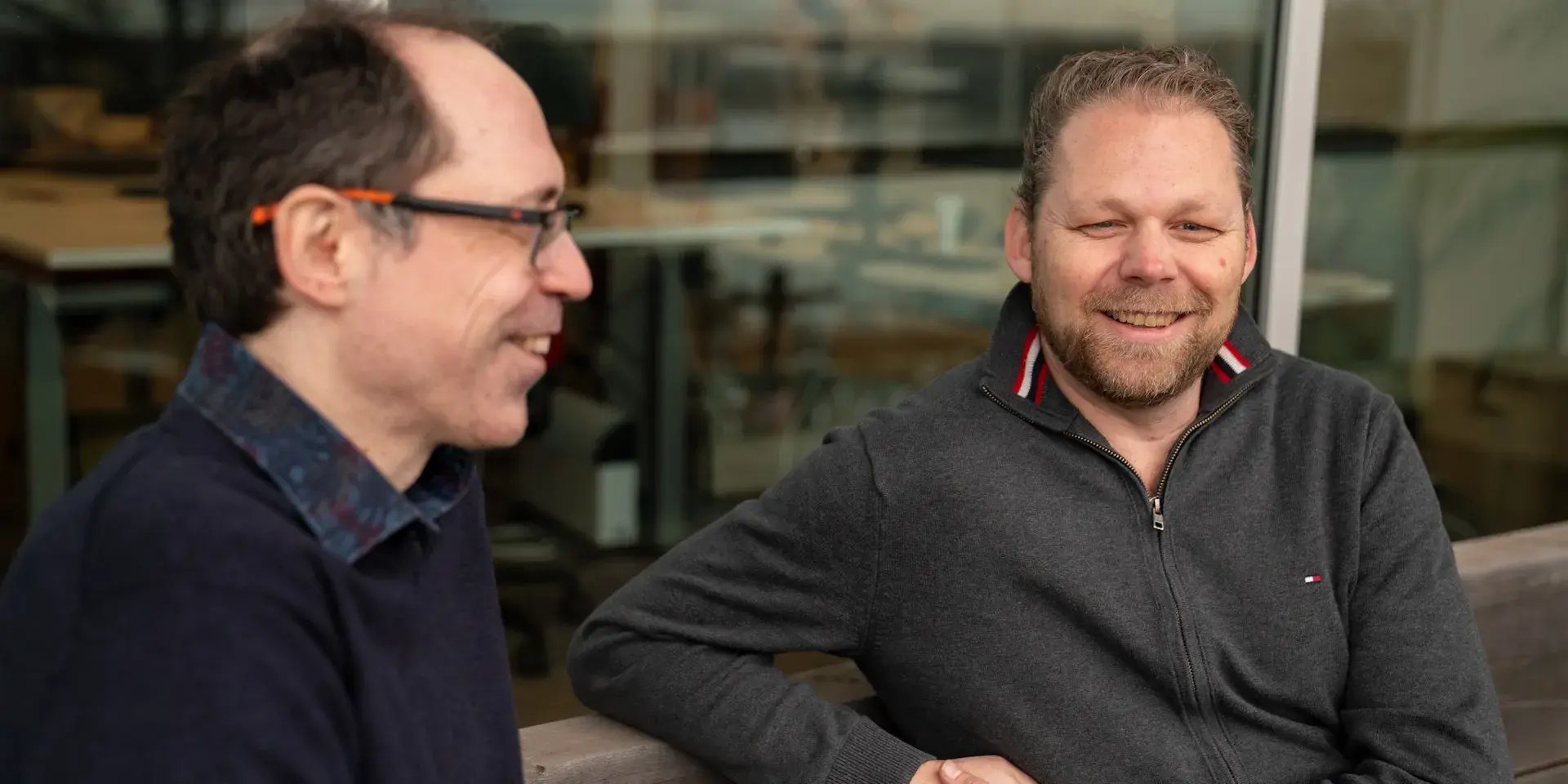 Bastiaan Sjardin en Paul de Metter lachen