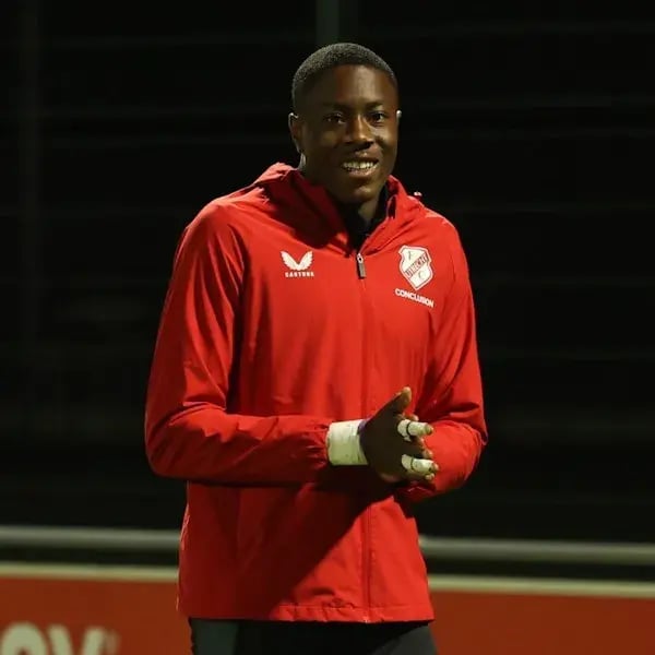 Laolu on the field in a red FC Utrecht jacket