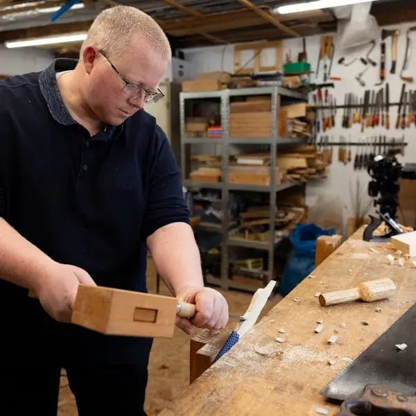 Bjorn koopmans hout bewerken met hamer