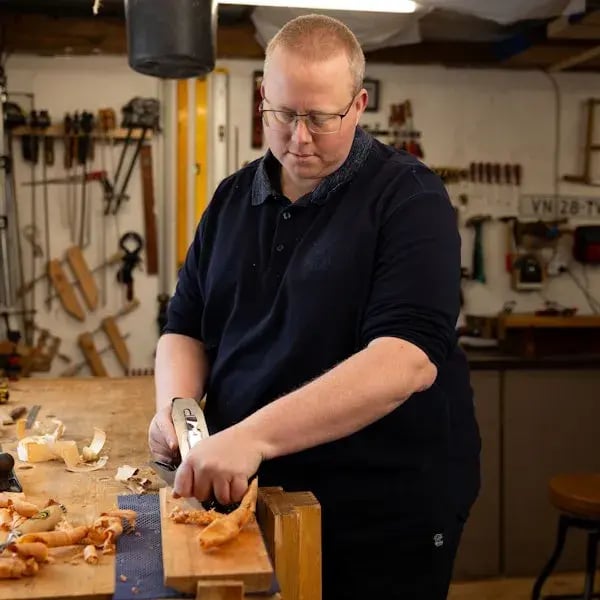 Bjorn Koopmans aan het hout schaven