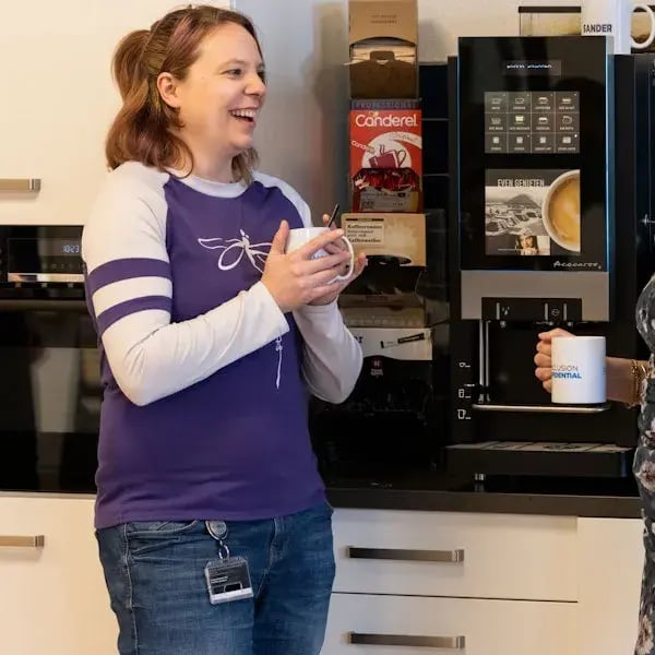 Vrouw bij koffiezetautomaat