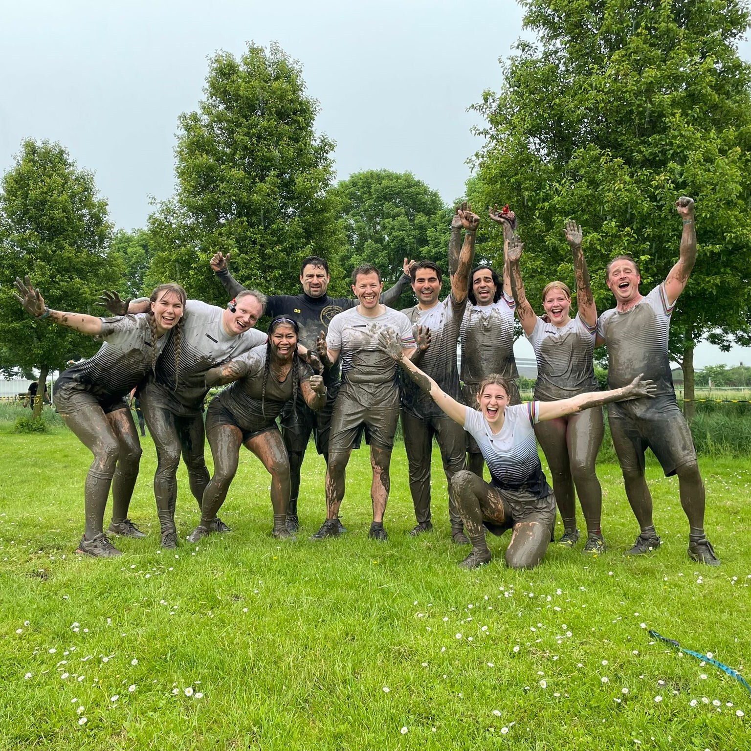 Groepsfoto van de mudrun
