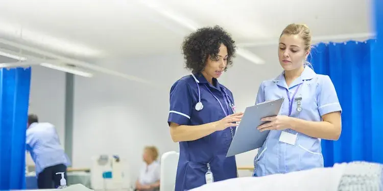 Twee vrouwelijke artsen in een behandel kamer. 