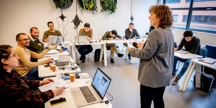 Vrouw geeft training in een volle klas