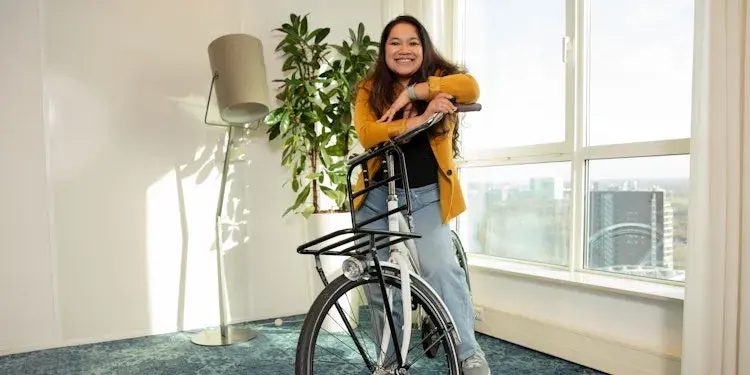 Vrouw op fiets binnen in een kamer